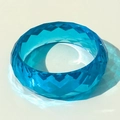 Vista dettagliata del bracciale in resina blu traslucida con motivi geometrici sfaccettati - Stile Taglio Sfaccettato Blu Reale (31629-bra-blue)