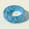 Dettaglio del bracciale in resina azzurro con motivi a cuore in rilievo e glitter - Stile Cuore in Rilievo Blu Cielo (31630-bra-blue)