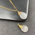 Collar con colgante de cristal blanco en forma de gota y alambre dorado envuelto - Cristal de roca