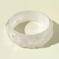 Detail eines lichtdurchlässigen Harzarmreifs mit Wellentextur und perlmuttweißem Finish - Wellentextur Weiß (31640-bra-white)