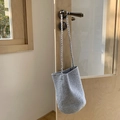 Borsa a secchiello all'uncinetto argento in filato metallico appesa a una maniglia - Argento