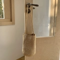 Borsa a secchiello intrecciata oro artigianale con spalline sottili e finitura materica - Oro