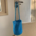Borsa a secchiello intrecciata blu brillante fatta a mano con finitura lucida e tracolla - Blu