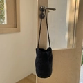 Secchiello nero intrecciato a mano con trama fine e sottile tracolla in maglia - Nero