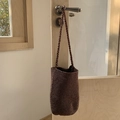 Sac seau tissé à la main marron chocolat avec bandoulière en maille texturée élégante - Châtain