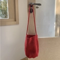 Sac seau tressé rouge chic avec éclat métallique et bandoulière en spirale - Rouge