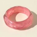 Dettaglio macro del bracciale in resina rosa con texture a onde e finitura luccicante - Stile increspatura dell'acqua rosa (31640-bra-pink)