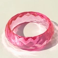 Vista macro del bracciale in resina rosa traslucida con trama sfaccettata - Stile taglio a rombo rosa (31629-bra-watery red)