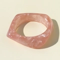 Dettaglio di un bracciale in resina rosa con trama marmorea bianca e design minimalista - Stile quadrato arrotondato in marmo rosa (31616-bra-pink)