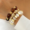 Dettaglio del set di tre braccialetti con perline di resina ambra e metallo dorato - Set da 3 Pezzi Ambra Oro Bianco (31620-bra-brown-EP)