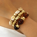 Primo piano di bracciali di perline vintage in acrilico con ciondoli dorati - Set da 3 Pezzi Oro Crema Ambra (31621-bra-brown-EP)