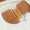 Nahaufnahme von mehrlagigen goldenen Quadratperlen und weißen Perlenarmbändern im Set - Weiß-Gold Eingefasste Quadratische Perlen (31697-bra-white-EP)