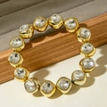 Dettaglio del bracciale con perle quadrate CCB dorate e strass di cristallo scintillanti - Bracciale in Strass Elastico Dorato Quadrato (31401-bra-G-EP)