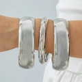 Dettaglio del set di tre bracciali rigidi in argento con fasce lucide larghe e sottili - Set da 3 Pezzi Argento (30557-bra-S)