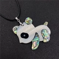 Pendentif panda en nacre blanche et nacre d'abalone sur un cordon noir tressé - Style Panda 1