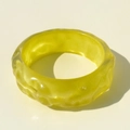 Vista dettagliata del bracciale in resina verde lime con trama moderna irregolare - Stile Verde Lime con Texture Irregolare (31640-bra-yellow)