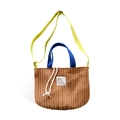 Sac fourre-tout en toile matelassée marron avec étiquette alpaga, anses bleues et sangle jaune - Sac à bandoulière jaune terre