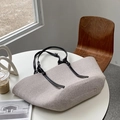 Detalle de bolsa de paja grande con asas de cuero negro y costuras blancas en contraste - Bolso Tote Tejido (4848710348889) / Gris claro