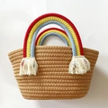 Bolso tejido marrón para niños con asa de arcoíris y detalles de borlas blancas - Café