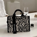 Borsa tote in tela a righe zebrate bianche e nere con dettaglio cinturino Goodluck - Zebra Print