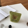 Dettaglio della borsa trucco verde in pile teddy con ricamo orso e cerniera in metallo - Verde Avocado
