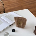 Primo piano della borsa per cosmetici a forma di orsetto con ricamo Happy Bear - Cachi