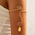 Detalle del brazalete de brazo en espiral dorada con colgante de piedra natural amarilla - Oro-Piedra Amarilla