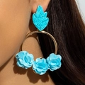 Dettaglio orecchini con fiori di rafia azzurri, mostra la trama floreale in satin - Grande Cerchio Blu con Triplo Fiore (31715)