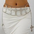Chaîne de taille punk argentée avec pendentifs croix gothiques sur mannequin - Style de Croix Vintage en Argent (30972-wac-S)