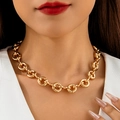 Nahaufnahme einer klobigen goldenen Gliederkette mit dicken Ringen an einem Modell - Klobiger Runder Gliederstil (31515-nek-G-EP)