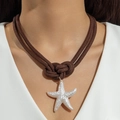 Détail du pendentif étoile sur collier en corde tressée marron avec nœud design - Style Corde Marron Étoile de Mer (31385-nek-brown-EP)