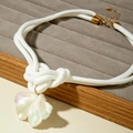 Collier élégant avec pendentif feuille de ginkgo en résine irisee sur cordon tressé - Style Feuille Ginkgo Nœud Blanc (31386-nek-white-EP)