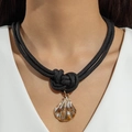 Vue détaillée d'un collier en corde nouée avec un pendentif coquillage bordé d'or - Style Coquillage Nœud Noir (31387-nek-black-EP)