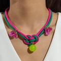 Détail du collier en corde tressée avec grand nœud, breloques fleurs et perle verte - Style Nœud Floral Rose Vert (31388-nek-rg-EP)