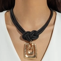 Gros plan d'un pendentif rectangulaire doré multicouche sur un collier en corde noire nouée - Style Géométrique Nœud Noir (31389-nek-black-EP)