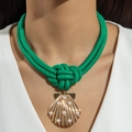 Détail du collier en corde tressée verte avec pendentif coquillage doré et perles blanches - Style Coquillage Perle Nœud Vert (31392-nek-green-EP)