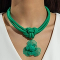 Gros plan d'un collier cordon vert émeraude avec pendentif fleur sur un mannequin - Style Pendentif Fleur Nœud Vert (31393-nek-green-EP)
