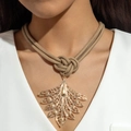 Détail du grand pendentif éventail doré avec motifs ajourés sur un cordon tressé épais - Style Feuille Creuse Nœud Kaki (31394-nek-khaki-EP)