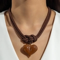 Gros plan du pendentif cœur marron foncé sur cordon tressé avec détail de nœud - Style Pendentif Cœur Nœud Marron (31402-nek-brown-EP)