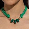 Détail du collier en cordon tressé vert avec perles à motif de malachite - Style Corde Verte Perles Malachite (31218-nek-gre-EP)