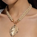 Détail du collier bohème avec grand pendentif feuille dorée et cordon tressé beige - Style Corde Beige Feuille d'Or (31300-nek-brown-EP)