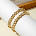Nahaufnahme vergoldeter Tennisarmbänder mit quadratischen Kristallen in Krappenfassung - Gold 2-teiliges Set Quadratische Zirkonia (31397-bra-G-2-EP)