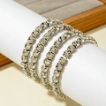 Detail von funkelnden silbernen Tennisarmbändern mit Kristallen auf weißem Display - Silber 4-teiliges Set Runde Strass (31397-bra-S-4-EP)
