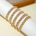 Detailansicht von fünf vergoldeten Tennisarmbändern mit Kristallen auf Display - Gold 5-teiliges Set Runde Strass (31397-bra-G-EP)