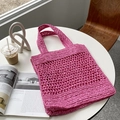 Bolso tote de paja tejida en color rosa con calados intrincados y estilo veraniego chic - Rosa rojo