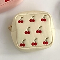 Pochette à bijoux crème avec broderie de cerises et zip avec pendentif en cœur - Beige