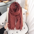 Sciarpa classica a quadri rossi e neri stile cashmere con frange su una sedia - 65*180CM / Rosso