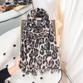 Sciarpa classica leopardata stile cashmere con frange per la moda autunnale e invernale - 67*180cm / Bianco