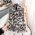 Elegante bufanda con estampado de leopardo y borlas suaves en beige, negro y marrón - Negro y Blanco