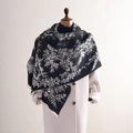 Elegante sciarpa in cashmere floreale bianca e nera con frange su cappotto bianco - 180x67cm / Nero